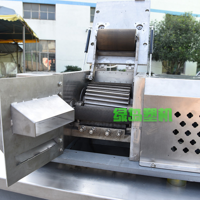 Alloy Steel Blades Plastic Cutting Machine High Capacity 500 Kg/H Max. Output